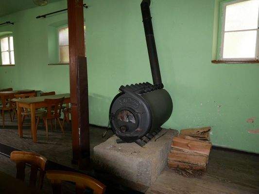 Holzofen im Saal