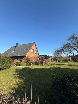 Hausansicht mit Garten