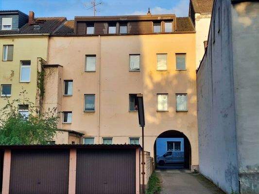 Rückansicht Mehrfamilienhaus mit Garagenhof