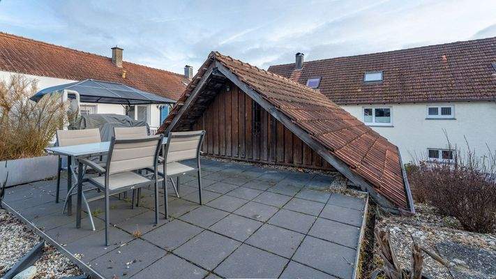 Freisitz oberhalb Garage