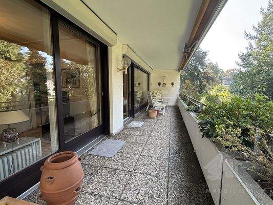 Überdachter XXL-Balkon