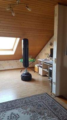 Kind im Dachgeschoss