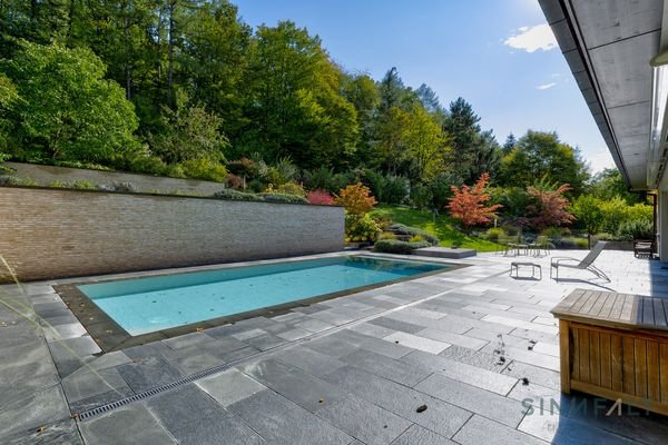 Gefliester Infinity-Pool mit automatischer Abdeckung und Gegenstromanlage