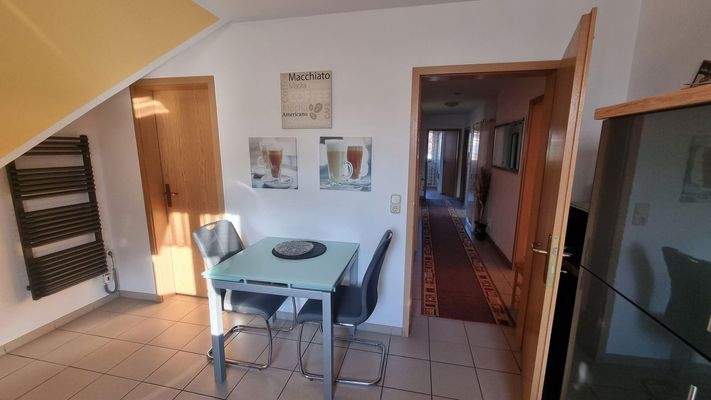 Küche mit Speisekammer links