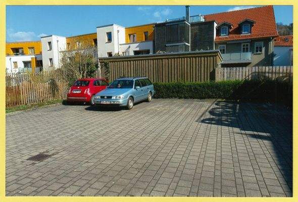 PKW-Stellplatz hinterm Haus