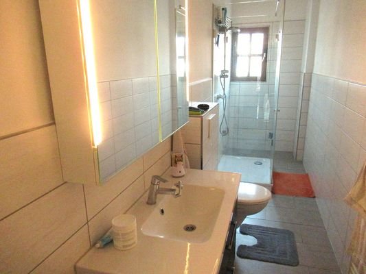 Wohnung links, Bad mit Dusche und Fenster