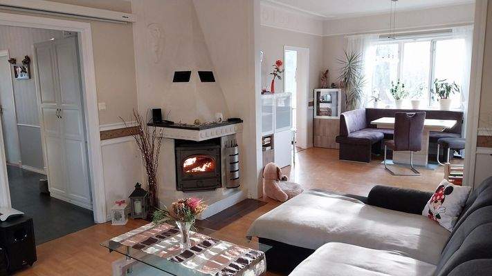 Wohnzimmer m Blick ins Essz.