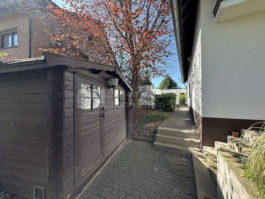 Zuwegung am Haus in Richtung Garage