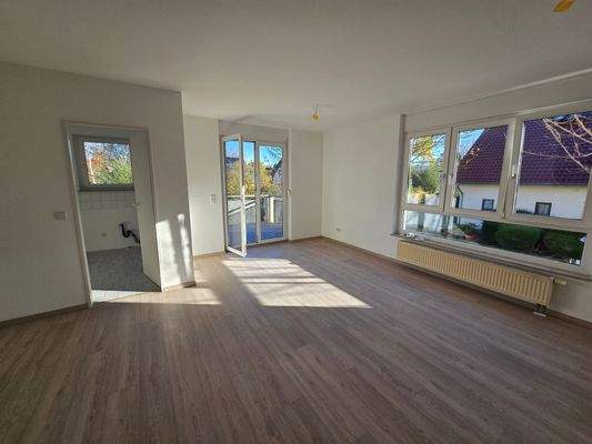 Wohnzimmer Blick zum Balkon und Küche