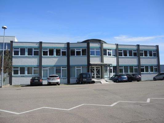 Gesamt-Ansicht mit 13 PKW-St.