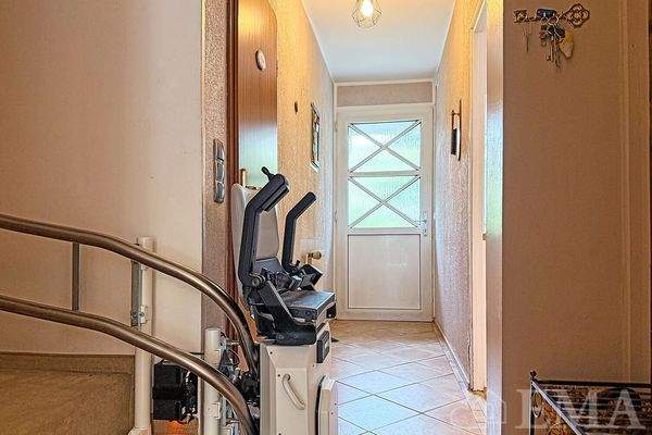 Flur mit Treppenlift bis ins Obergeschoss