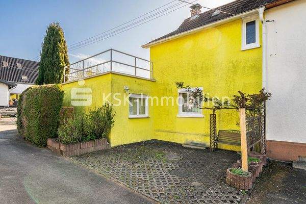 Rückansicht mit Stellplätzen