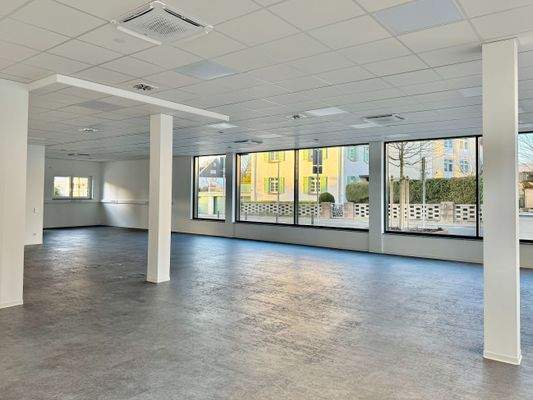 Gewerbefläche mit Schaufensterfronten