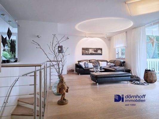 Wohnzimmer mit offener Küche