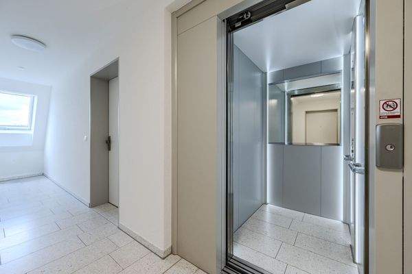 Aufzug von der TG in alle Ebenen