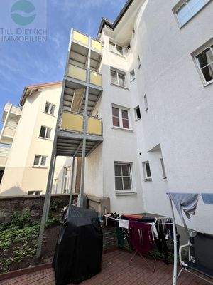 Schöne Balkonanlage an der Hausrückseite