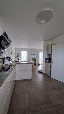 Offene Küche mit Blick zum Wohnzimmer