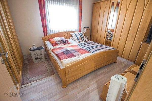 Elternschlafraum angrenzend an der Küche im Erdgeschoss