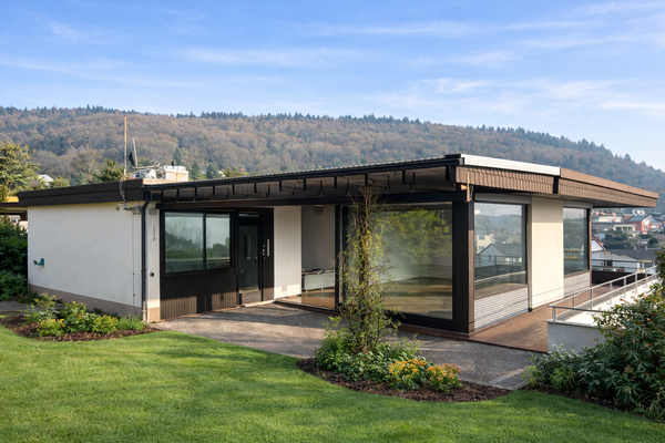 HAUSANSICHT - BEISPIEL GARTEN - KI GENERIERT