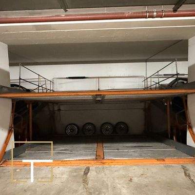 Parkplatz mit Hebebühne