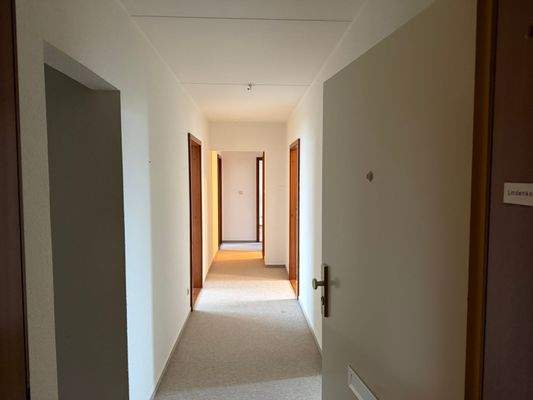 Blick von der Wohnungstür in den Flur