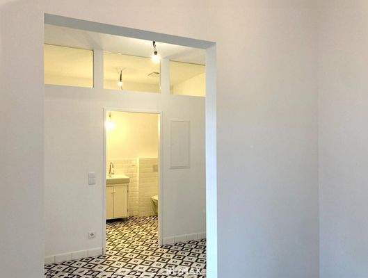 Blick Küche Richtung Eingangsbereich & Badezimmer