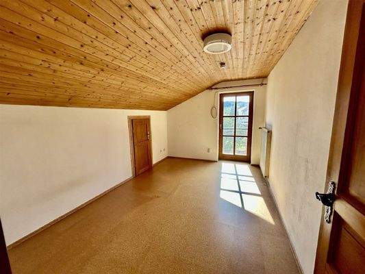 Kinderzimmer im DG mit Zugang Stauraum