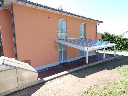 Hausansicht mit Carport