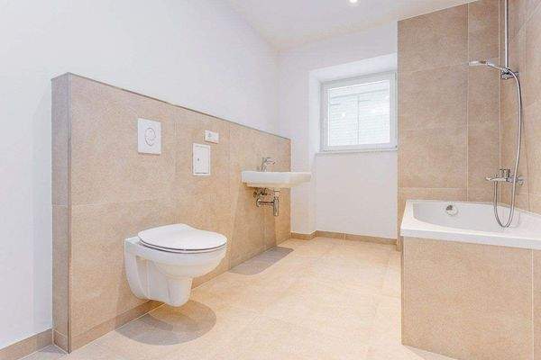 Elegantes Wannenbad mit Fenster