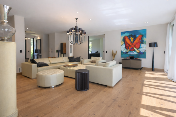 großzügiges Wohnzimmer 