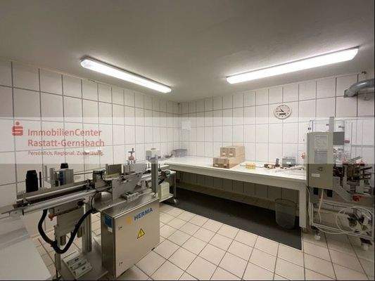 Raum 9 mit Packtischen im UG