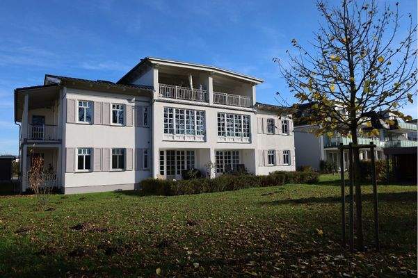 Wohnen im Grünen – Ansicht des Gebäudes aus dem Gartenbereich