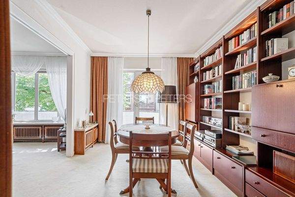 Esszimmer mit Ausgang zum Balkon