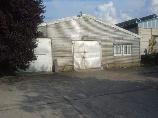 Halle Ansicht vom Parkplatz