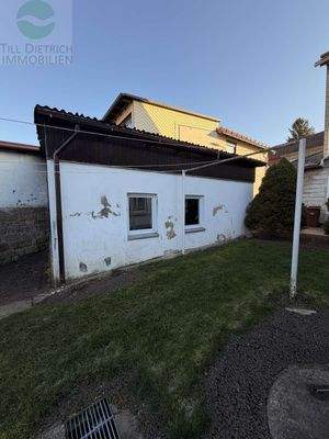 Gartenbereich mit Ansicht Garage