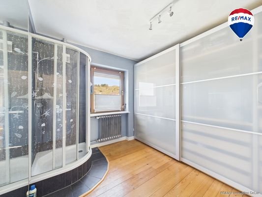 REMAX Immobilien DeLux Merzig Duschkabine 1. OG