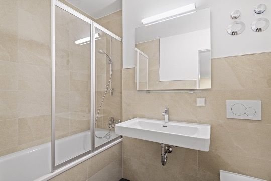 Modernes Master-Bad mit Badewanne