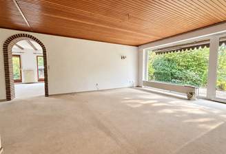 Ausgesprochen großzügiges Wohnzimmer