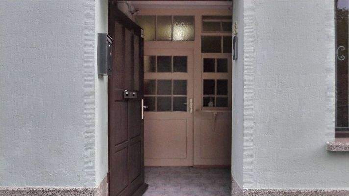 Hauseingang Straßenseite Erdgeschoss