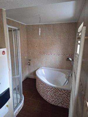 Bad mit Dusche und Wanne