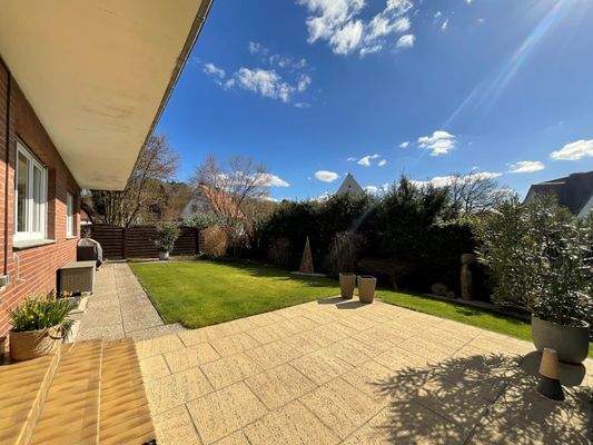 Hinterhaus/Zweifamilienhaus, Blick auf die Terrasse