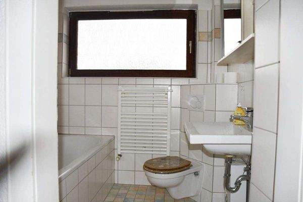 22 Wohnung Obergeschoss - Tageslichtbad.JPG