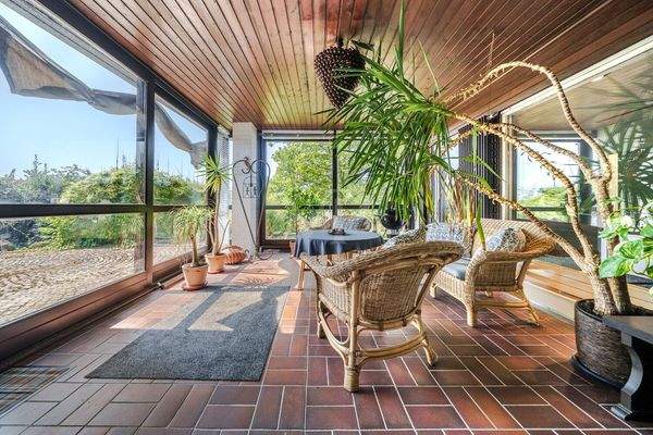 Wintergarten umsäumt von Grün