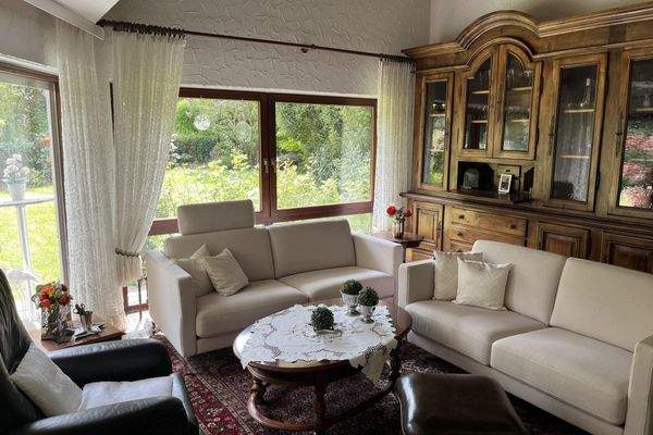 Kaminzimmer mit bodentiefen Fenstern