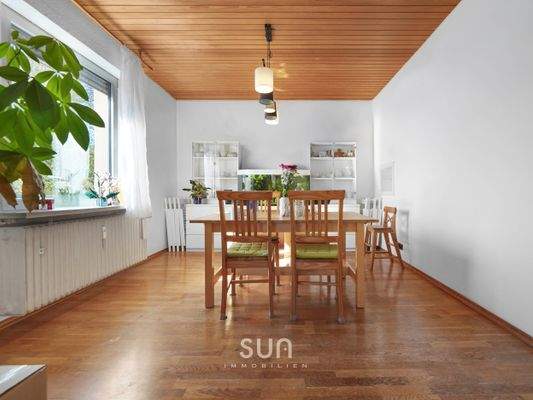 LICHTDURCHFLUTETES ESSZIMMER