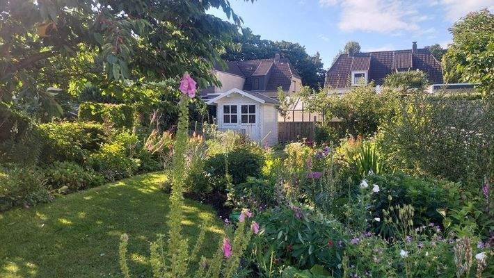 Terrassenblick in den schön angelegten Garten