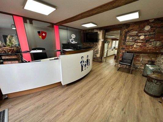 Tresen und PC - Arbeitsplatz