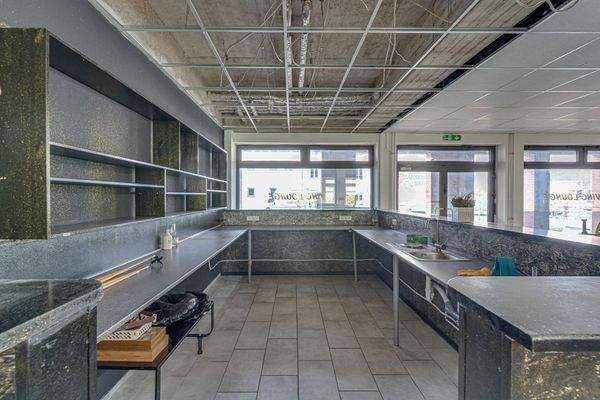 Tresen im Ladenbereich, Ansicht II