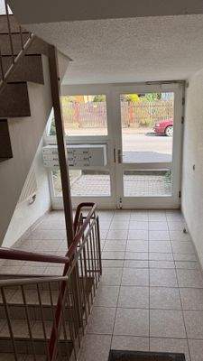 Treppenhaus mit Eingangstür