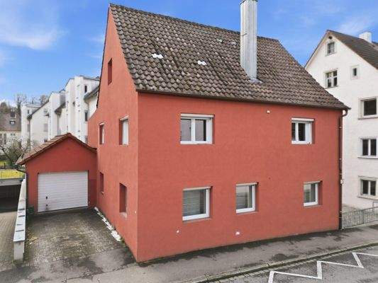 Gebäude mit Einzelgarage